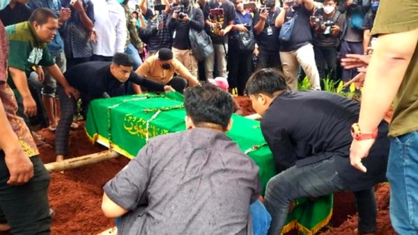 Suasana pemakaman Vanessa Angel dan Bibi. (net)-1636078396