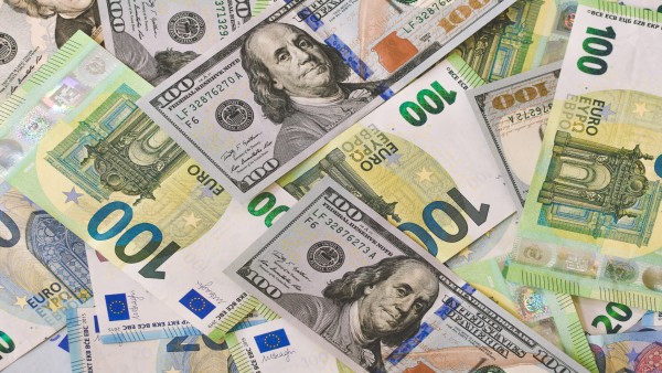 Ilustrasi mata uang rupiah dan dolar AS-1640252938