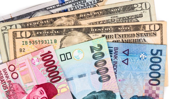 Ilustrasi mata uang rupiah dan dolar AS-1640344856