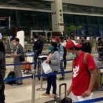 Para penumpang sedang antre di bandara-1656071293