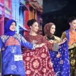 Batik khas Surabaya diperagakan duta wisata Cak dan Ning di Surabaya. (ANTARA/HO-Diskominfo Surabaya)-1668484148
