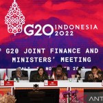 Menteri Keuangan Sri Mulyani (tengah)-1669002316