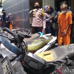 Polisi menunjukkan barang bukti dan tersangka dalam kasus pencurian kendaraan bermotor-1668763845