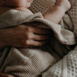 ibu sedang menggendong bayi baru lahir-1670921201