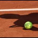 ilustrasi - Bola resmi turnamen tenis dengan bayang-bayang seorang pemain tenis diatas tanah. ANTARA/Shutterstock/pri.-1671684968