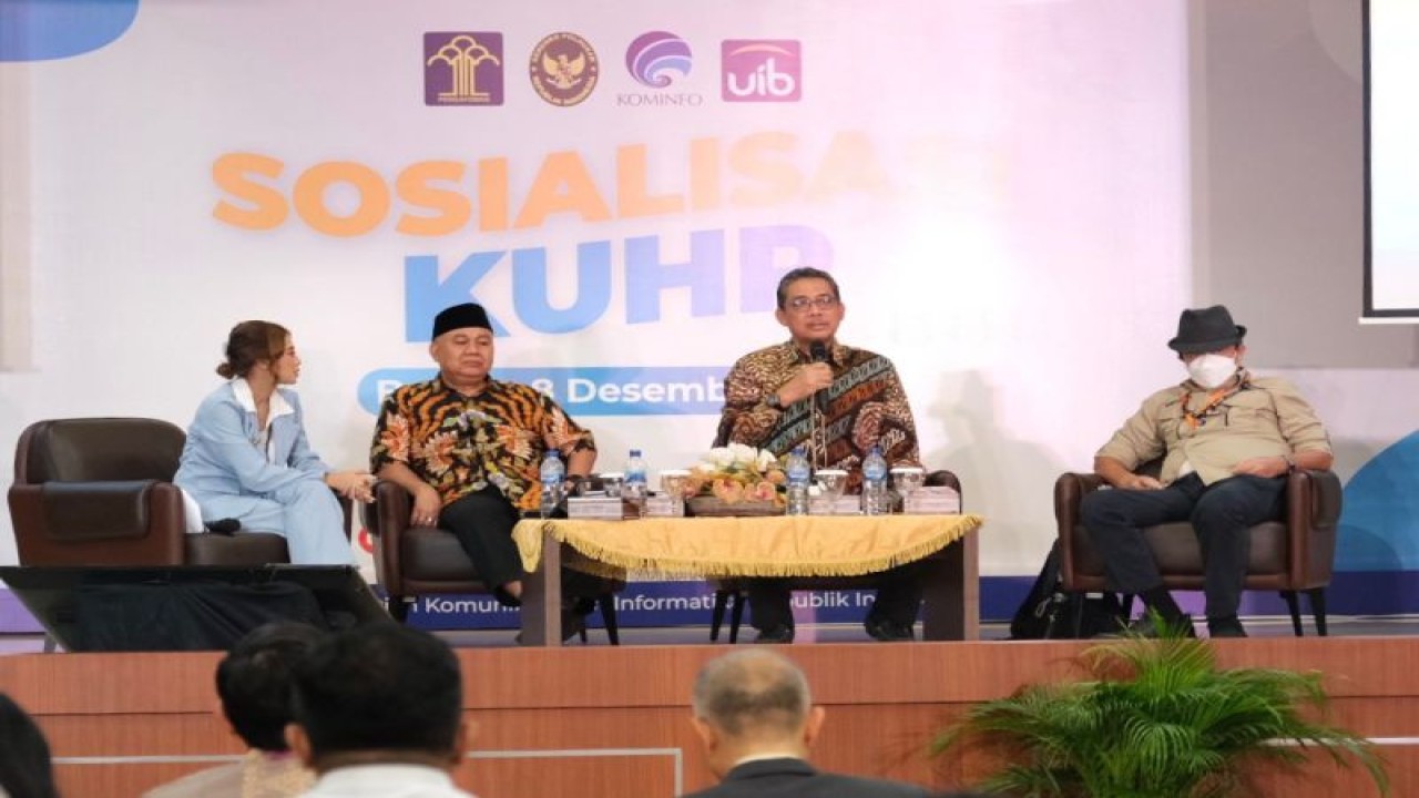 MC Denok Mutiarawati, Guru Besar Fakultas Hukum Prof. Dr. R. Benny Riyanto, S.H., M.Hum., CN., Guru Besar Fakultas Hukum Universitas Diponegoro Prof. Dr. Pujiyono, S.H., M. Hum. (dua dari kanan), dosen Program Magister Hukum Universitas Internasional Batam, Managing Partner pada Kantor Hukum Ampuan Situmeang & Rekan Dr Ampuan Situmeang, S.H., M.H. ANTARA/HO