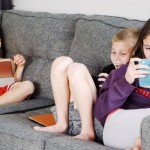 Ilustrasi anak-anak sedang bermain gawai. (ANTARA/Pexels)-1693475197