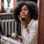 Ilustrasi seseorang melakukan perawatan kulit (ANTARA/Pexels/cottonbro studio)-1693550172