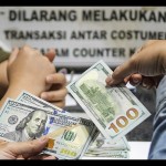 Ilustrasi - Warga menukarkan mata uang dolar AS di sebuah gerai money changer di Jakarta. ANTARA FOTO/Galih Pradipta/wsj/aa-1693895000