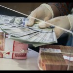 Ilustrasi - Petugas menghitung uang dolar AS di BNI KC Mega Kuningan, Jakarta, Kamis (21/7/2022). ANTARA FOTO/Rivan Awal Lingga/tom/pri-1697783499