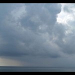 BMKG minta waspadai gelombang laut tinggi dan hujan saat Natal di Bali-1703398170