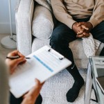 Ilustrasi pria berkonsultasi dengan dokter (ANTARA/Pexels/Alex Green)-1703227067