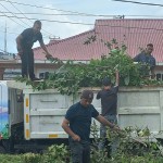 Petugas Dinas Lingkungan Hidup (DLH) Kota Bukittinggi saat membantu proses kebersihan lingkungan warga. Antara/Altas Maulana.-1703145141