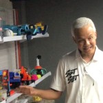 Ganjar puji pabrik pembuatan mainan libatkan pekerja lulusan SMK-1704196142