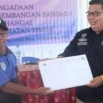 Kepala Dishub Mahulu Fransiskus Xaverius Lawing (kanan) (Antara/ HO Sahabat Perbatasan)-1704357473