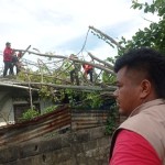 Peraonel BPBD Padang membersihkan material pohon yang menimpa rumah warga pada Senin (1/1). ANTARA/HO-BPBDPadang-1704285232