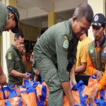 Petugas BPBD Gunungkidul menurunkan bantuab logistik di Semanu. (ANTARA/HO-Humas Pemkab Gunungkidul)-1704358633