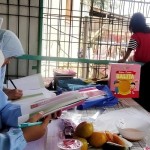 Petugas kesehatan saat melakukan pemeriksaan kepada masyarakat terkait kesehatan stunting. (ANTARA/HO Pemkab Tangerang)-1704367261
