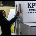 Petugas merapikan logistik kotak suara Pemilu 2024 di GOR Tanah Abang, Jakarta, Selasa (2/1/2024). ANTARA/Bayu Pratama Syahputra.-1704284649