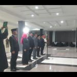 Pj Wali Kota Singkawang Sumastro mengambuil sumpah/janji enam kepala OPD yang di mutasi (ANTARA/HO-Rudi)-1704189977