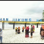 Suasana sejumlah wisatawan memadati pantai Labuhan Jukung Pesisir Barat Lampung. (ANTARA/Riadi Gunawan)-1704436520