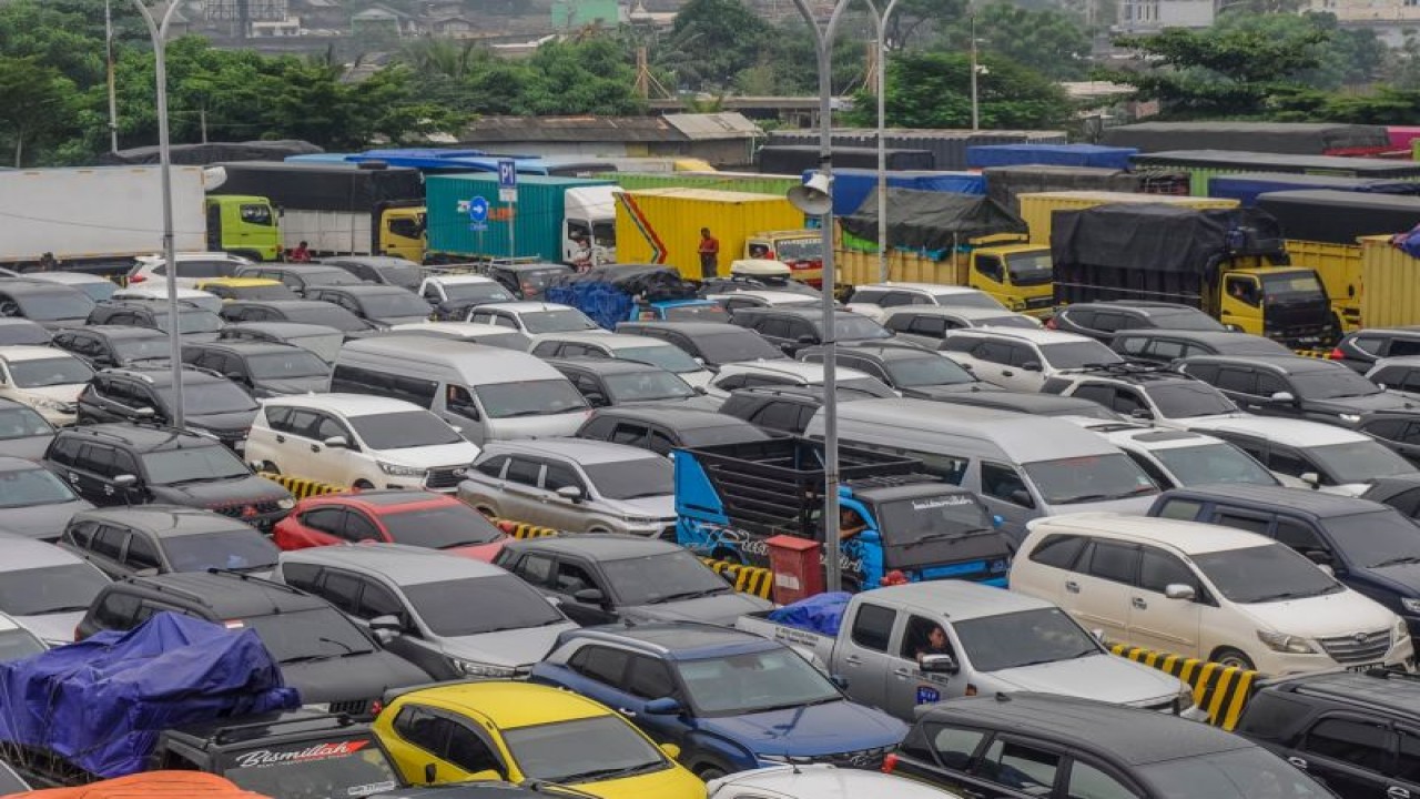 Macet di Pelabuhan Merak
