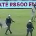 Aksi nyeleneh suporter sepak bola-1712049021