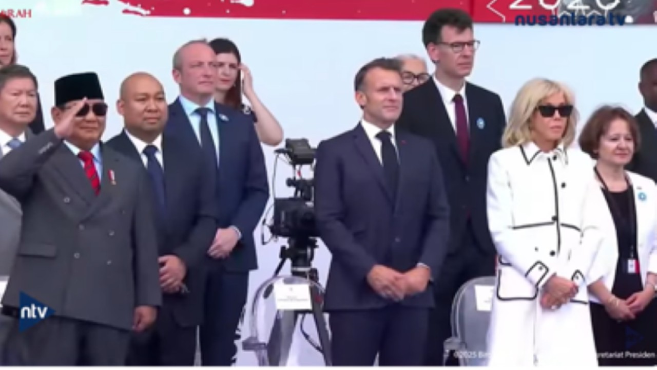 Presiden RI Prabowo Subianto memberikan hormat saat kontingen Indonesia tampil dalam parade militer Bastille Day di Prancis