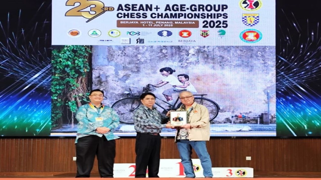 Pembina PB Percasi Eka Putra Wirya diwakili Ketua Bidang Pembinaan dan Prestasi PB Percasi Kristianus Liem menerima penghargaan "Distinguished Sponsor Award" dari Konfederasi Catur ASEAN/ist