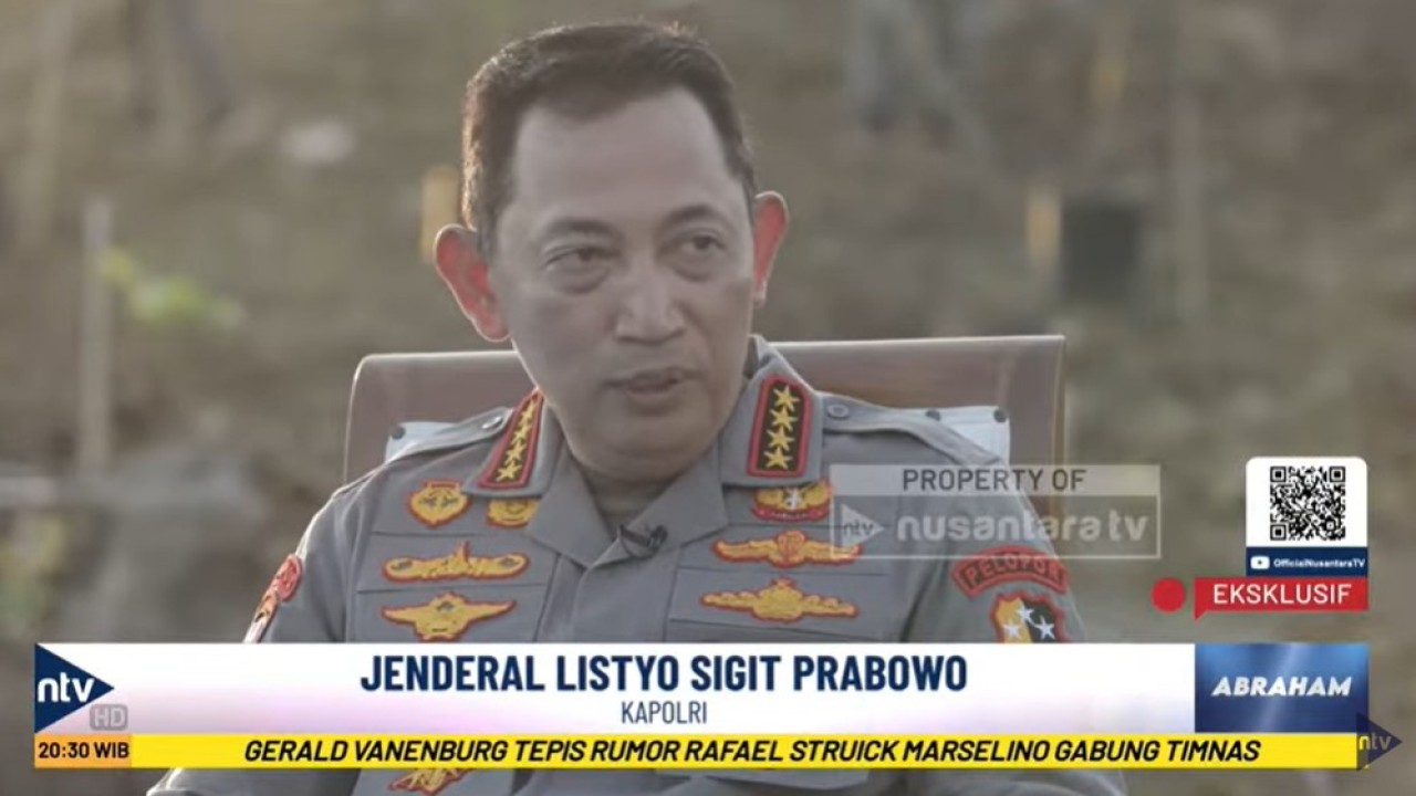 Kapolri Jenderal Listyo Sigit Prabowo saat berbincang dengan jurnalis Nusantara TV Abraham Silaban dalam program 'Abraham', Senin, 14 Juli 2025.