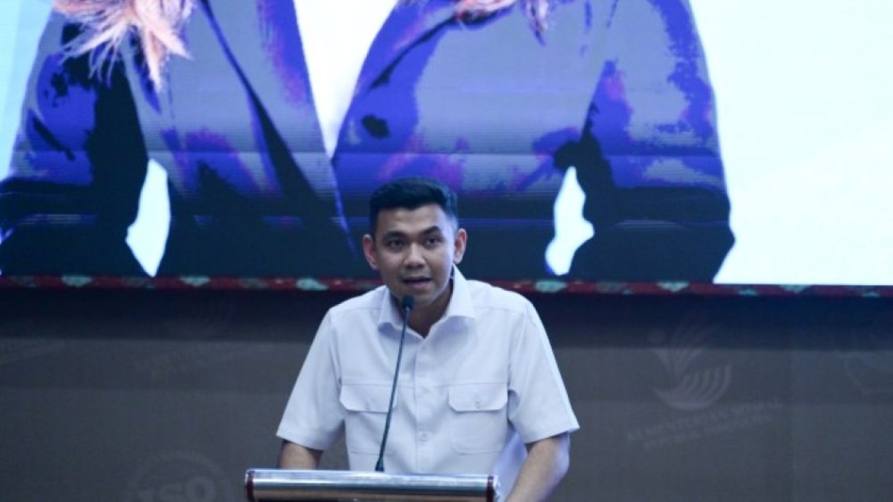 Staf Khusus Menteri Komdigi, Alfreno Kautsar Ramadhan dalam kunjungan kerja ke Sekolah Rakyat di lingkungan Politeknik Kesejahteraan Sosial (Poltekesos) Bandung, Sabtu (5/7/2025). (Foto: Istimewa/Komdigi)