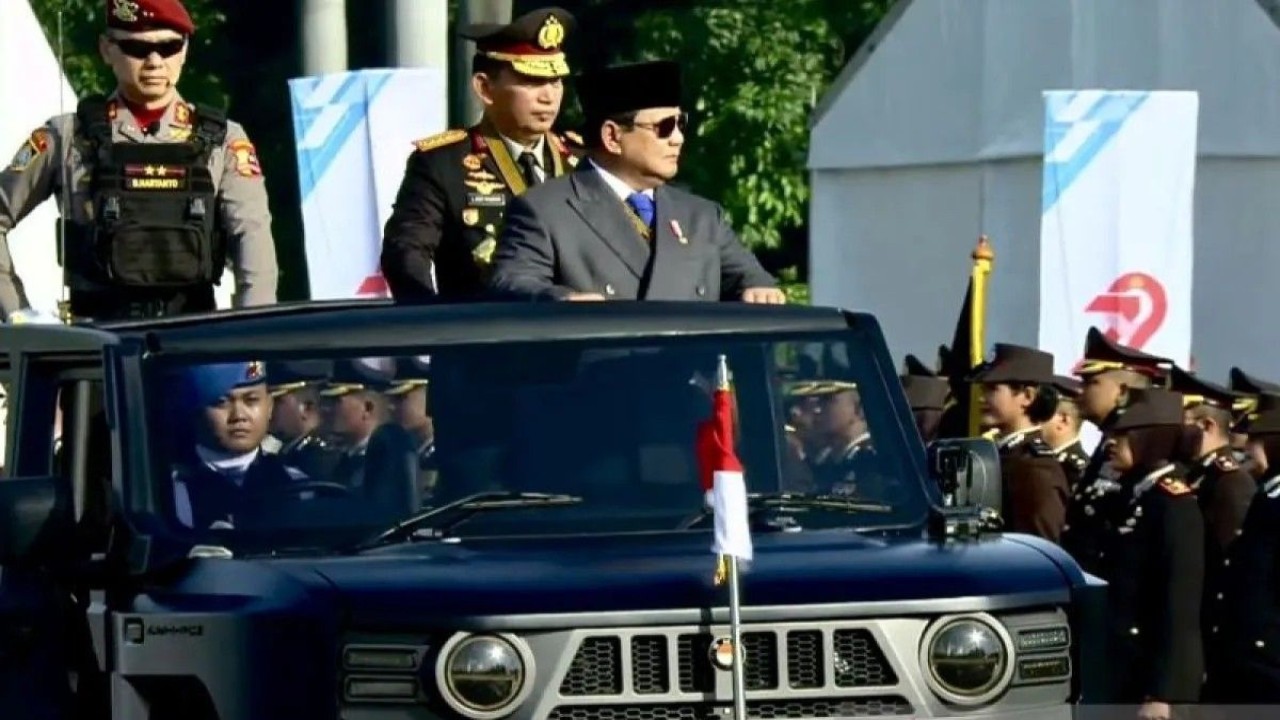 Presiden Prabowo Subianto didampingi oleh Kapolri Jenderal Pol. Listyo Sigit Prabowo memeriksa pasukan saat upacara peringatan HUT Ke-79 Bhayangkara di Lapangan Silang Monas, Jakarta, Selasa (1/7/2025). (Foto: ANTARA/HO-BPMI Sekretariat Presiden)