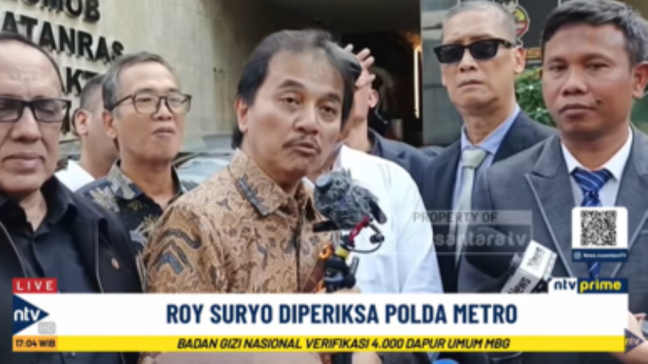 Pakar telematika Roy Suryo memberikan keterangan pers usai memenuhi panggilan pemeriksaan oleh penyidik Polda Metro Jaya