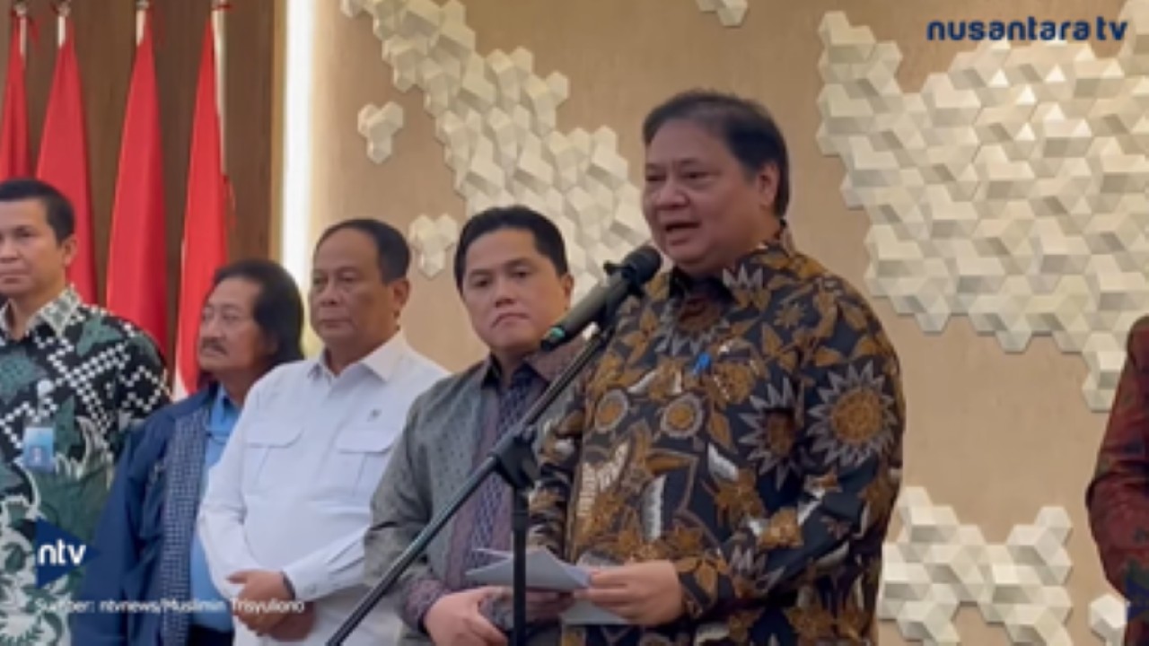 Menko Perekonomian Airlangga Hartarto menyampaikan hasil rapat dengan pengusaha untuk menyikapi kebijakan tarif resiprokal AS