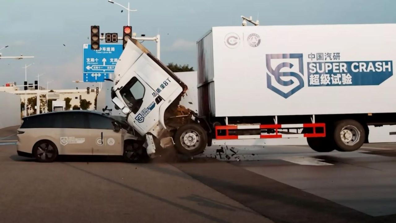 Sebuah video uji tabrak dramatis yang menunjukkan Li Auto i8 menabrak truk berat. (Foto: Istimewa via Carscoops)