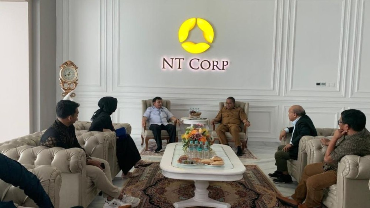 Kunjungan Gubernur NTT Emanuel Melkiades Laka disambut langsung Presiden Komisaris NT Corp Nurdin Tampubolon, di NT Tower, Selasa (2/9/2025)
