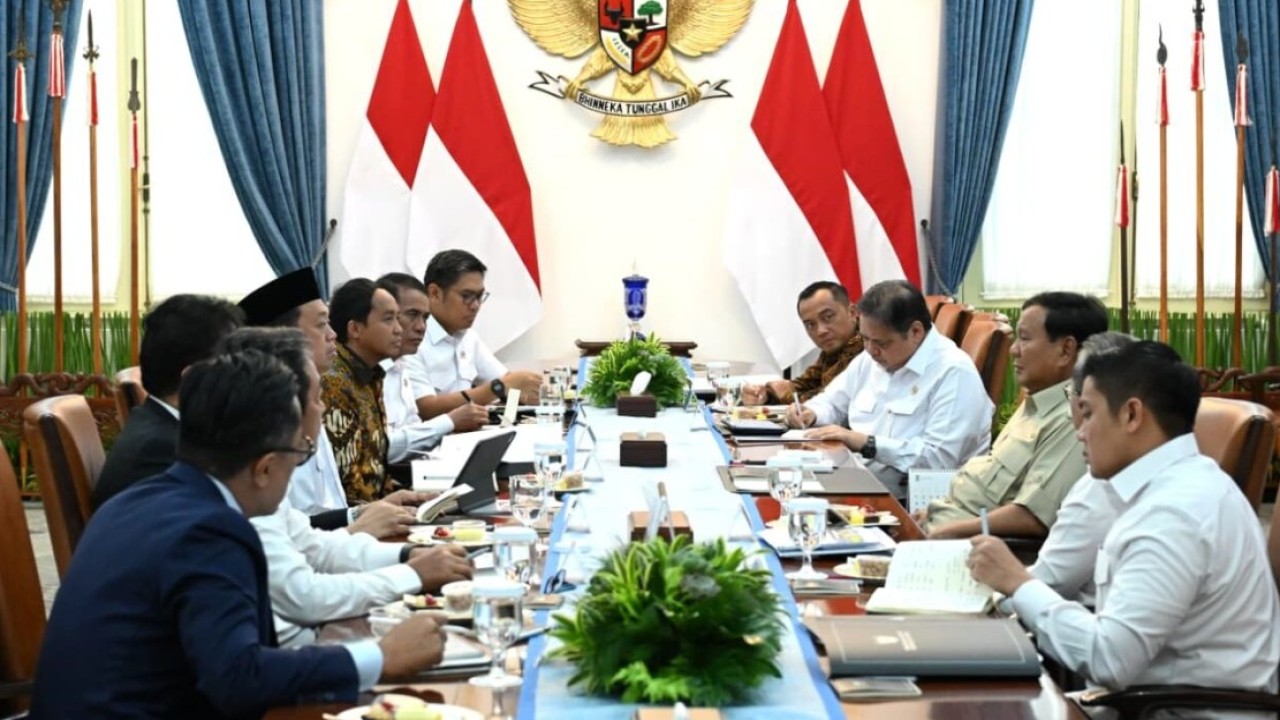 Presiden Prabowo Subianto memimpin rapat terbatas bersama sejumlah menteri di Istana Merdeka, Jakarta, pada Selasa, 9 September 2025. (Foto: BPMI Setpres/Kris)