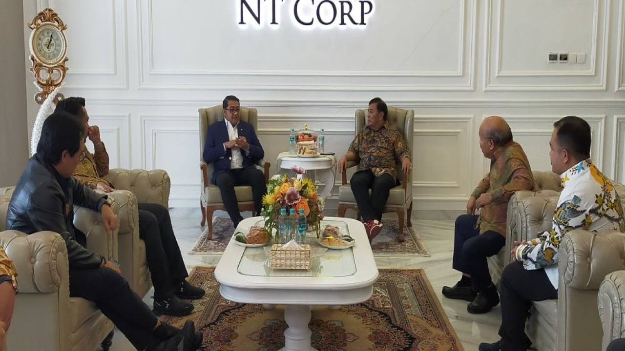 Menkraf Teuku Riefky Harsya berbincang akrab dengan Presiden Komisaris NT Corp Nurdin Tampubolon saat mengunjungi Nusantara TV