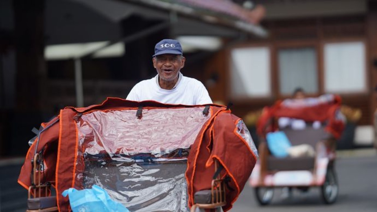 Pengayuh becak lansia menerima becak listrik dari Presiden Prabowo (Dok: NTVNews.id)