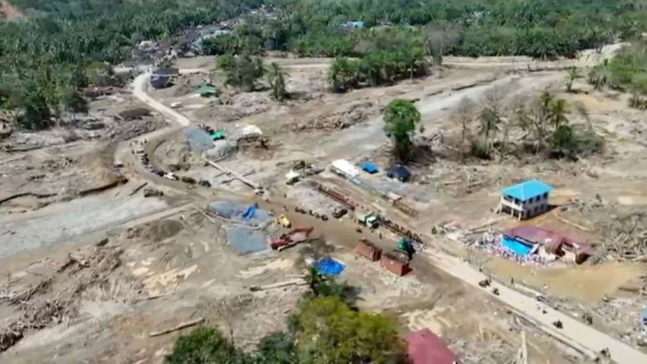 TNI dan PU kebut Jembatan Bailey di Desa Garoga Tapanuli Selatan. (Foto: Istimewa)