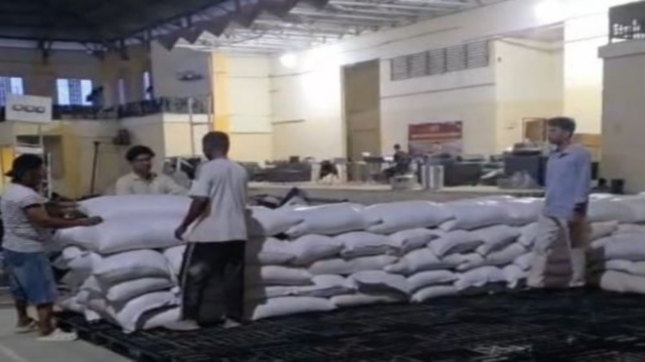 BULOG manfaatkan GOR Aceh Tamiang jadi gudang beras.