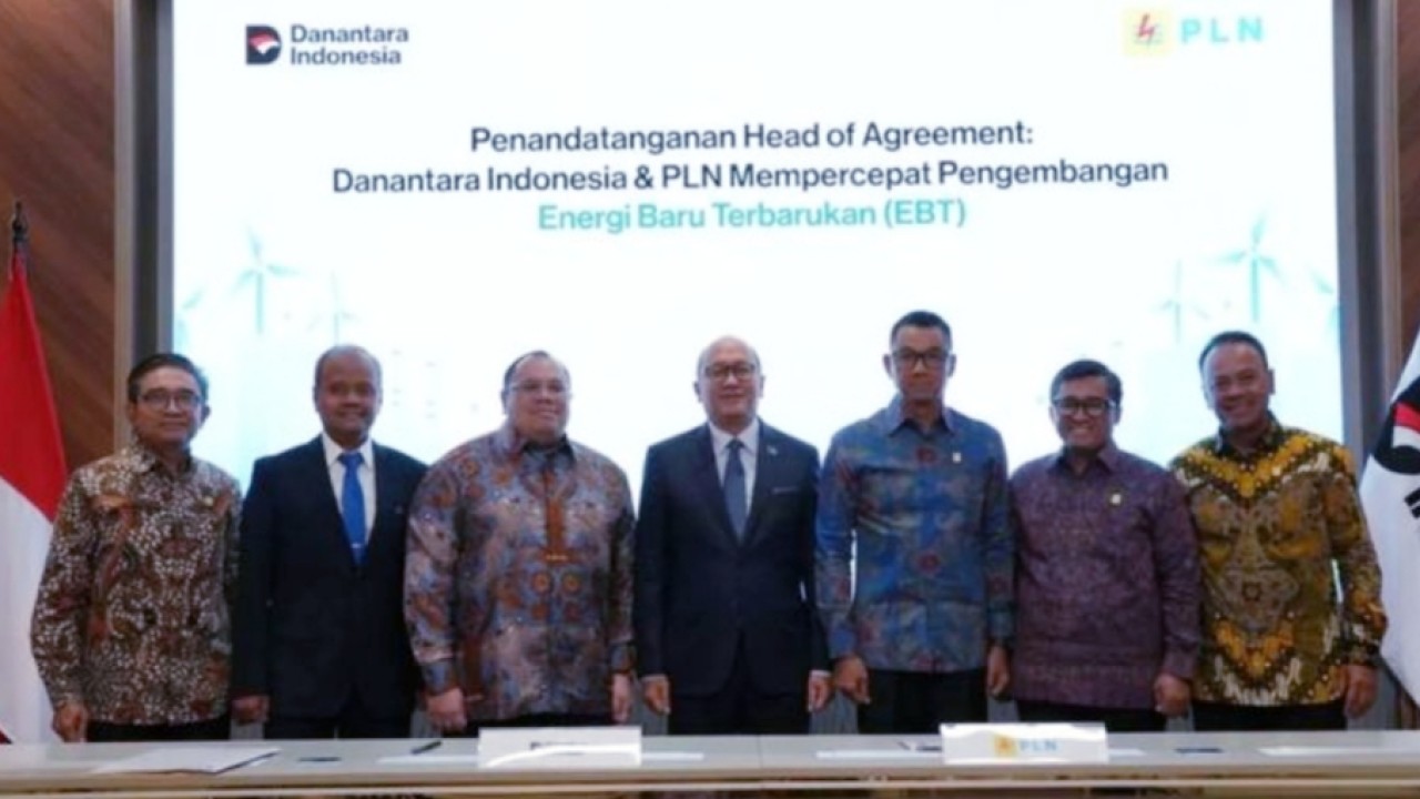 Direktur Utama PLN Indonesia Power Bernadus Sudarmanta, Chief Technology Officer Danantara Indonesia Sigit Santosa, Chief Investment Officer Danantara Indonesia Pandu Sjahrir, ⁠Chief Executive Officer Danantara Indonesia Rosan Roeslani, Direktur Utama PLN, Darmawan Prasodjo, Direktur Perencanaan Korporat dan Pengembangan Bisnis PLN Hartanto Wibowo, dan Direktur Utama PLN Nusantara Power Ruly Firmansyah. (Antara)