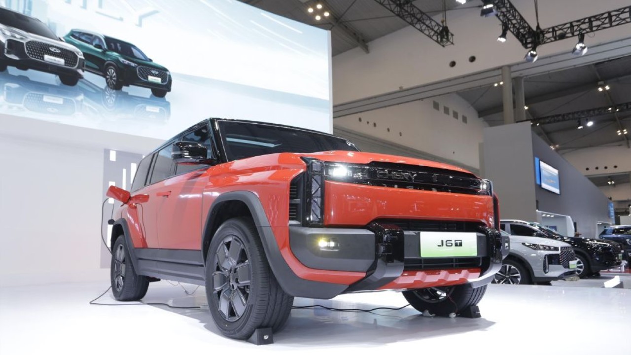 Produsen mobil China PT Chery Sales Indonesia (CSI) turut menghadirkan Chery J6T pada pameran otomotif GJAW 2025. (Foto: Adiantoro/NTV)