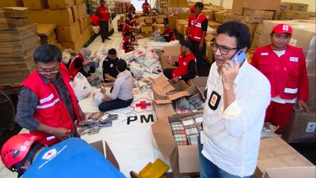 PMI kirim puluhan ribu cangkul dan sekop serta puluhan excavator.