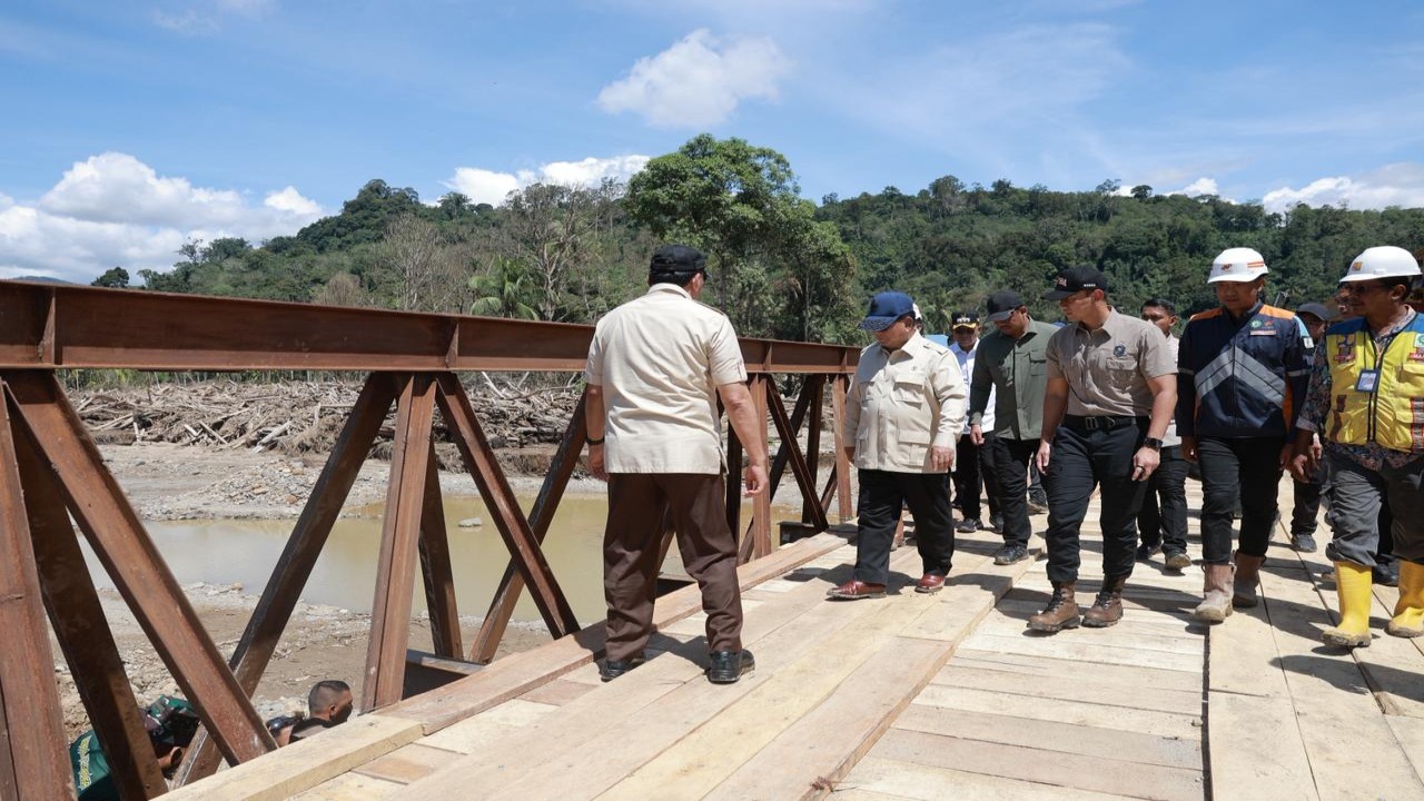 Prabowo cek langsung Jembatan Sungai Garoga pastikan akses Tapteng–Tapsel pulih.