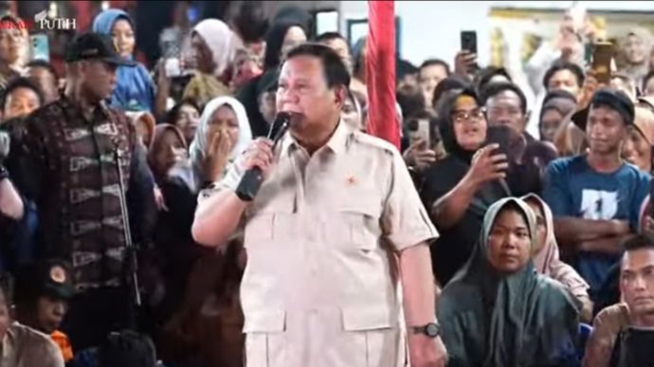 Presiden RI Prabowo Subianto merayakan malam pergantian tahun 2026 bersama warga pengungsi terdampak bencana di Desa Batuhula, Kecamatan Batang Toru, Kabupaten Tapanuli Selatan, Sumatera Utara (Istimewa)