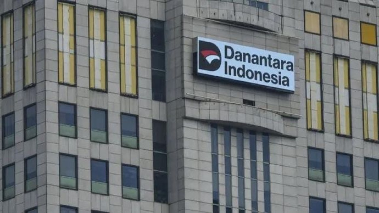 Chief Executive Officer (CEO) Badan Pengelola Investasi Daya Anagata Nusantara (Danantara Indonesia) Rosan Roeslani bersama Wakil Gubernur Jawa Timur Emil Elestianto Dardak dalam acara bertajuk (Antara)
