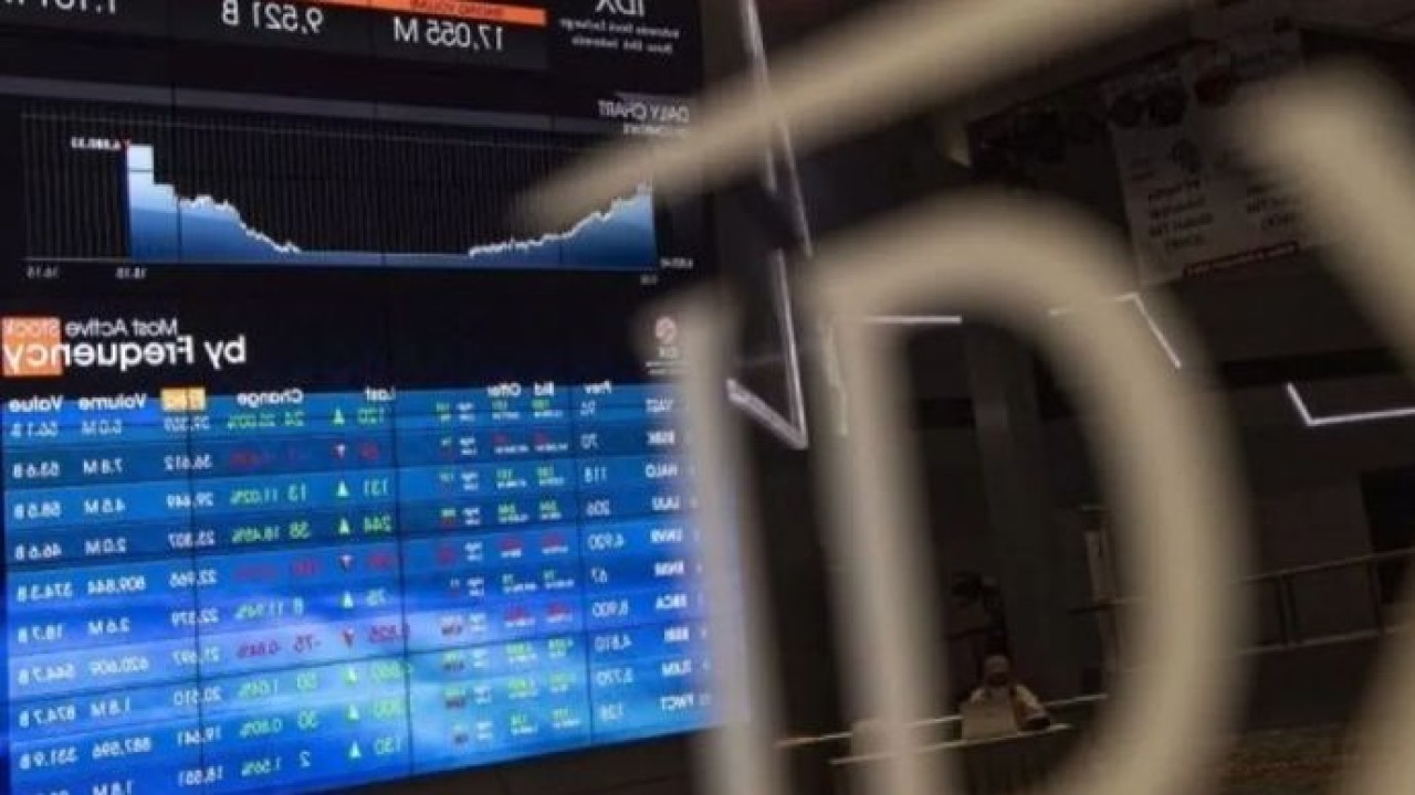 Arsip foto - Karyawan berada di dekat layar pergerakan Indeks Harga Saham Gabungan (IHSG) di Bursa Efek Indonesia, Jakarta (Antara)