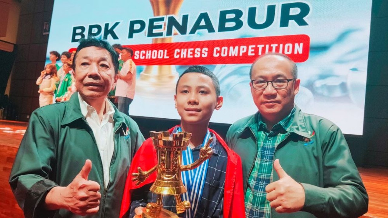 I Kadek Dhanvant Keene Anggaswara (tengah) bersama Sekjen PB Percasi Hendri Hendratno dan Ketua Yayasan BPK Penabur Adri Lazuardi (kanan) saat tampil sebagai juara KU-13 Open BPK Penabur Asian Zone 3.3 School Championship 2025/ist