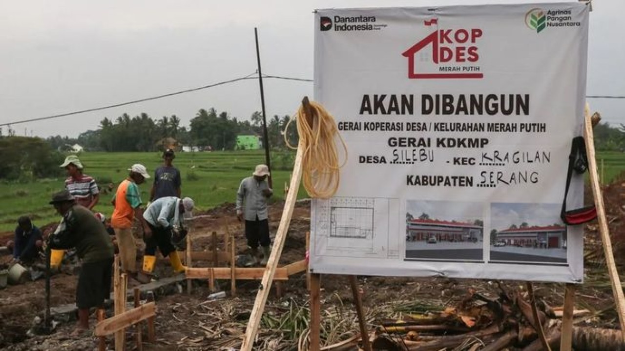 Pekerja menyelesaikan pembangunan gerai Koperasi Desa Merah Putih (KDMP) Silebu di Kragilan, Kabupaten Serang, Banten, Kamis, 4 Desember 2025. ANTARA FOTO/Angga Budhiyanto/tom. (Antara)